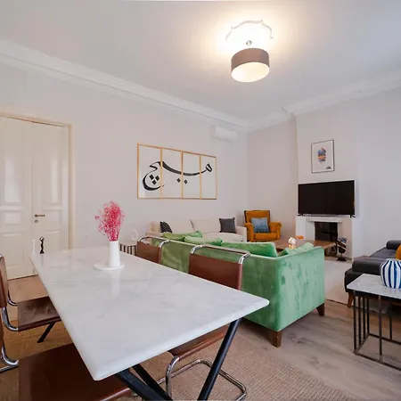 Spacious 3-bedroom 2-bathroom With Location 이스탄불