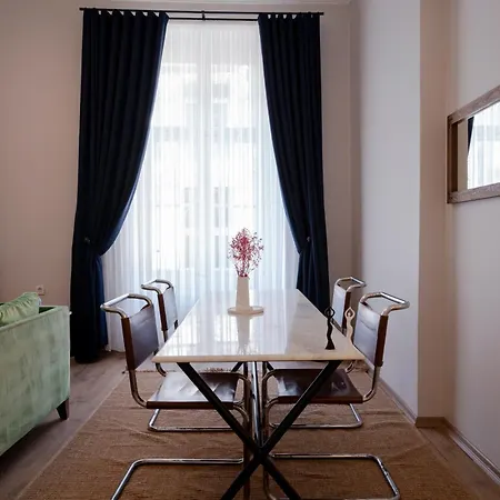 Spacious 3-bedroom 2-bathroom With Location 아파트