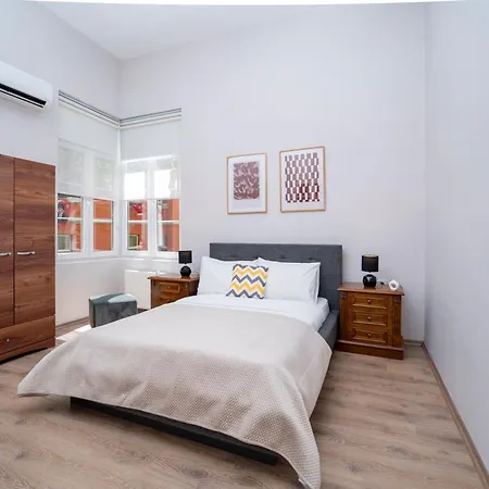 Spacious 3-bedroom 2-bathroom With Location 아파트