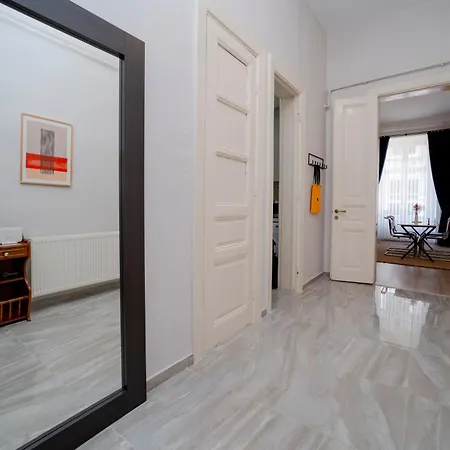 Spacious 3-bedroom 2-bathroom With Location * 이스탄불