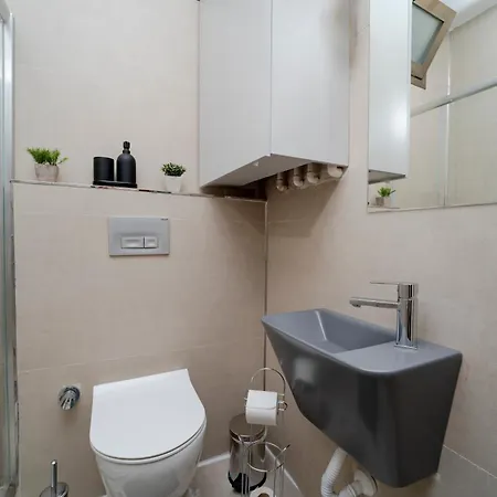 Spacious 3-bedroom 2-bathroom With Location * اسطنبول