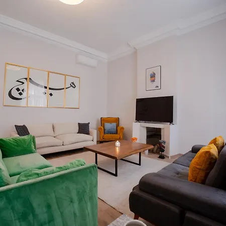 Spacious 3-bedroom 2-bathroom With Location 이스탄불
