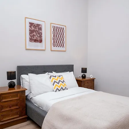 Spacious 3-bedroom 2-bathroom With Location 아파트