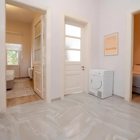 Spacious 3-bedroom 2-bathroom With Location شقة