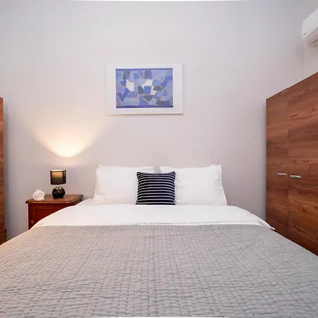 Spacious 3-bedroom 2-bathroom With Location 아파트
