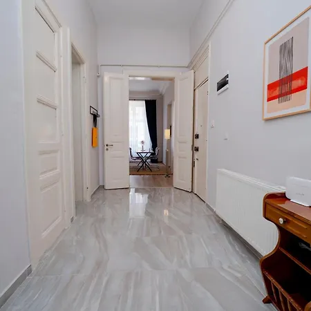 Spacious 3-bedroom 2-bathroom With Location 이스탄불
