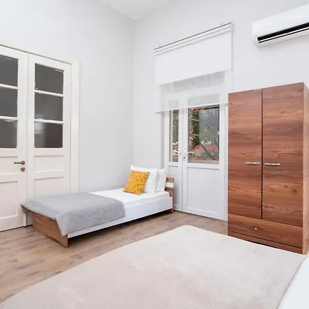 شقة Spacious 3-bedroom 2-bathroom With Location *
