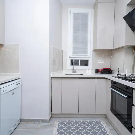 Spacious 3-bedroom 2-bathroom With Location İstanbul